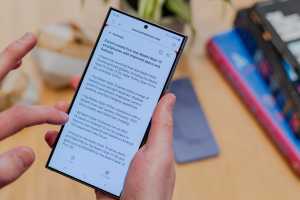 How to summarise articles on your phone using AI