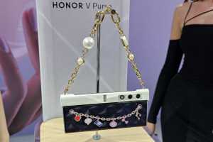 Honor’s V Purse folding phone is an accident waiting to happen